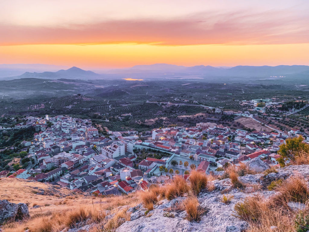 Solana de Granada - Climbing and outdoor hostel: view on Cogollos village