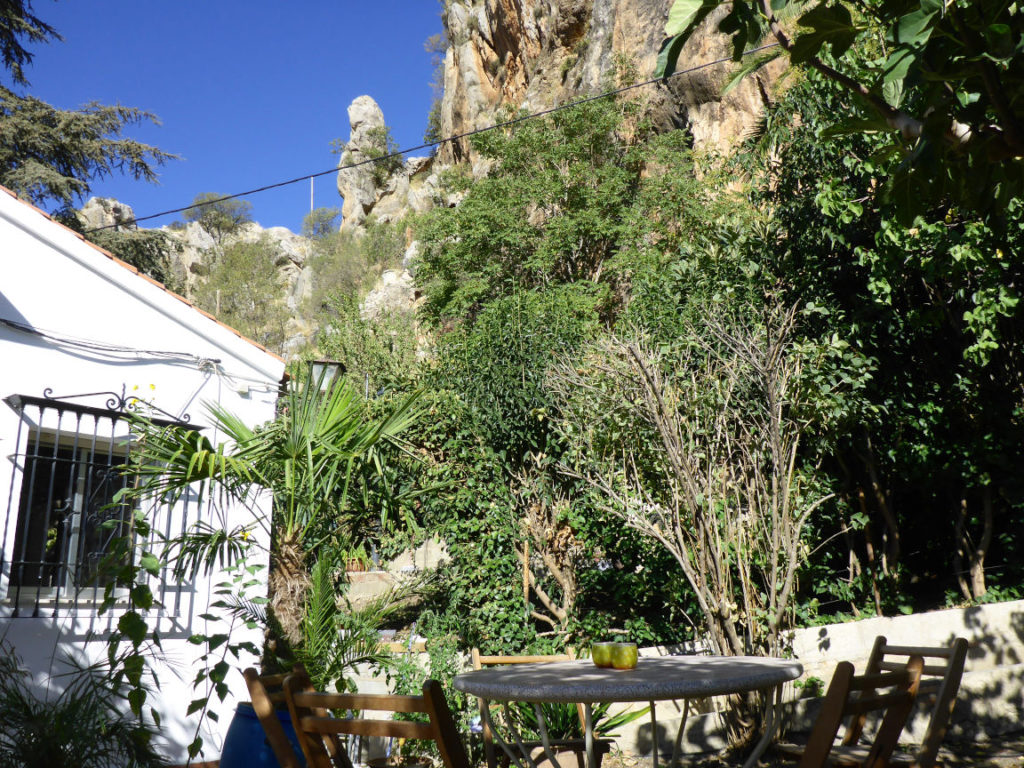 Solana de Granada - Climbing and outdoor hostel: patio and rock view