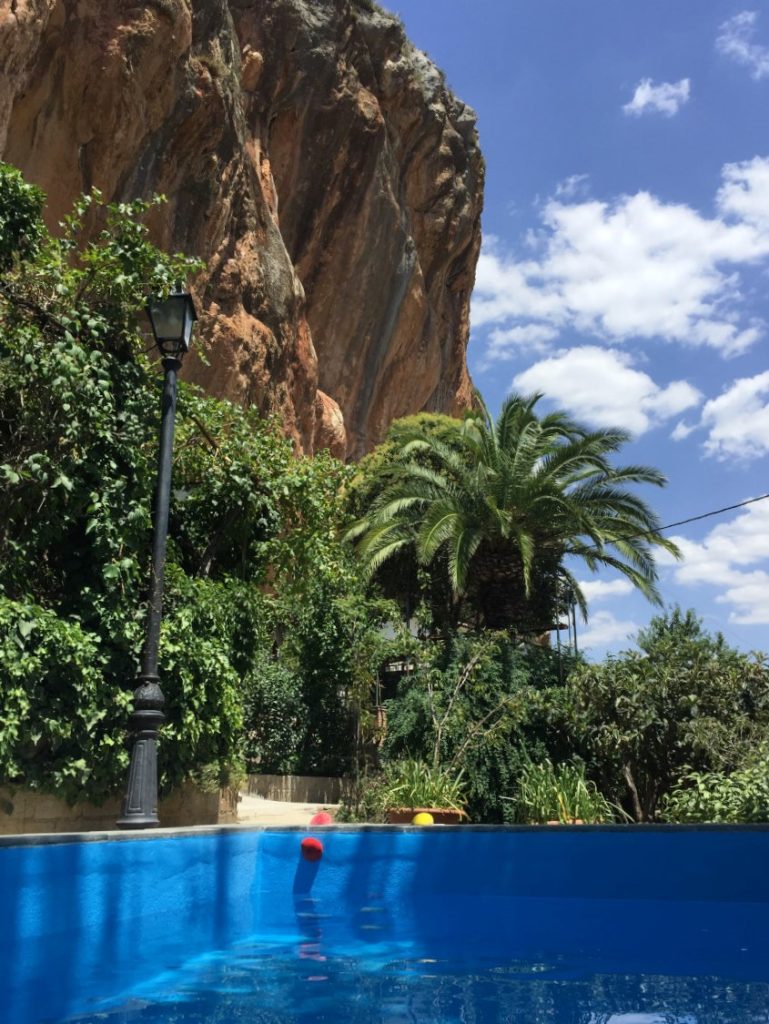 Solana de Granada - Climbing and outdoor hostel: pool with rock wall